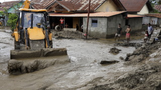 Най малко 87 души са загинали а десетки все още се