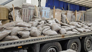 Митничари са задържали 128 710 кутии нелегални цигари при две