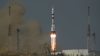 Руската ракета носител Союз 2 1а с пилотирания космически кораб Ю А