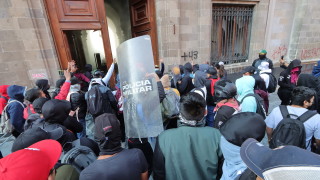 Протестиращи счупиха врата на президентския дворец в Мексико 