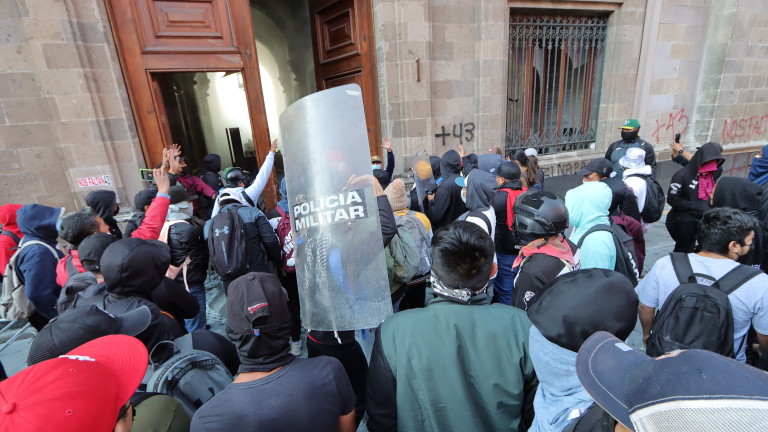 Група, протестираща за Мексико през 2014 г., разби с кола