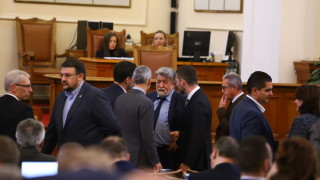 Отново сутрешно напрежение в пленарна зала Всичко започна спокойно с