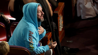 Адам Сандлър направи незабравима изненадваща поява на 97 ата церемония по