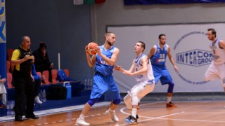 Левски който отново е воден от Тити Папазов стартира с