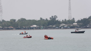 Спасително издирвателният екип е открил част от катастрофиралия самолет на индонезийския