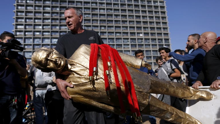 Властите събориха златна подигравателна статуя на Нетаняху в Израел