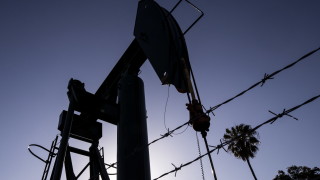 Цените на петрола паднаха с около пет долара за барел