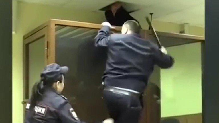 Обвинен за убийство се опита да избяга от съд в Москва през тавана
