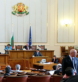 Празна пленарна зала провали гласуването на изборния закон