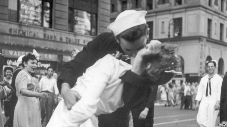 В САЩ почина Джордж Мендонса - героят от снимката Целувка