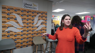 Лидерът на Либералните демократи Джо Суинсън подаде оставка съобщават британски