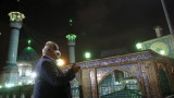 Иран отваря джамии на фона на нови 96 починали от коронавируса
