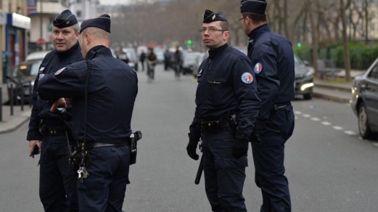 Във Франция закопчали седмина за връзки с терористични мрежи, трима от тях планирали нападения