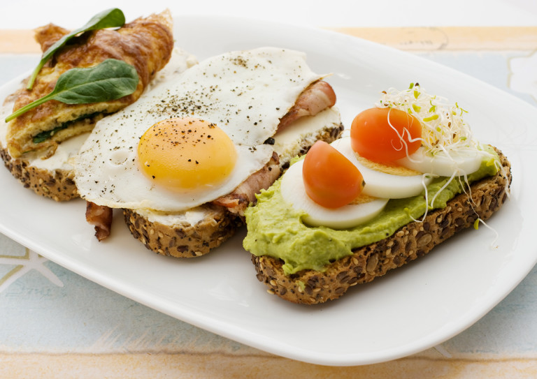 Тостове с пълнозърнест самун, авокадо, яйце и бекон