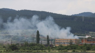 Три са версиите за пожара в склад на територията на