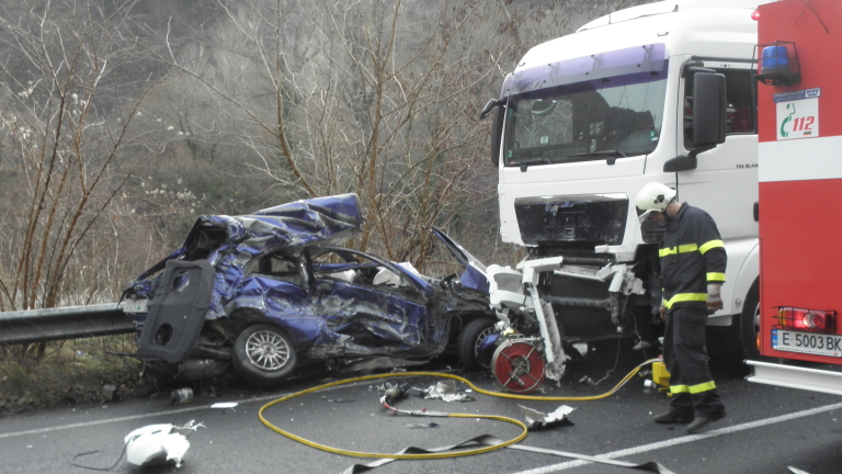 Катастрофа между трактор, камион и автомобил взе жертва