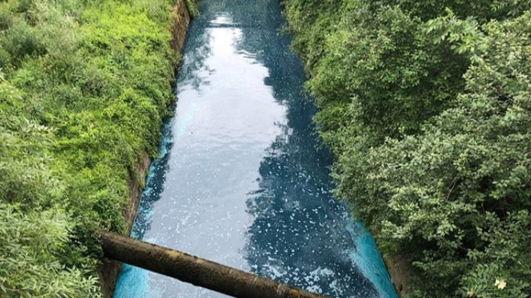 Слатинска река в София потече оцветена в синьо. Сигналът за