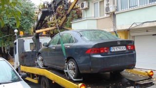 Изгоря репатраторът който вдига неправилно паркирани автомобили в Казанлък съобщава