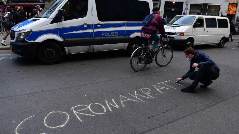 Продължават протестите в германската столица Берлин срещу мерките, наложени в
