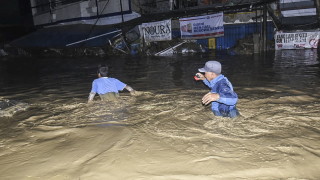 Най малко 16 души загинаха при тежки наводнения и свлачища в