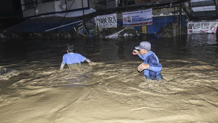 Най-малко 16 души загинаха при тежки наводнения и свлачища в