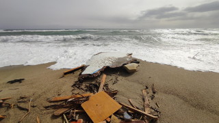 Най малко петима африкански мигранти загинаха а други 28 са в