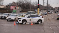 Челна катастрофа в центъра на София - ударена е кола на СО (снимки)