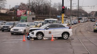 Челна катастрофа между кола на Столична община и лек автомобил