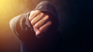 30 годишен мъж от Дупница е пребил 16 годишно момче и е