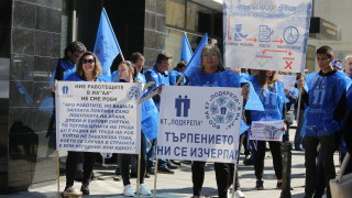 Служители в няколко областни дирекции на Автомобилна администрация излязоха на