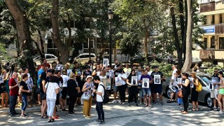 Близки и приятели на убития 24 годишен Димитър Малинов и жители