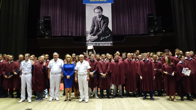235 випускници на Военноморското училище получиха дипломи на тържествена церемония
