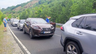 Километрична опашка от автомобили се изви на ГКПП "Маказа"