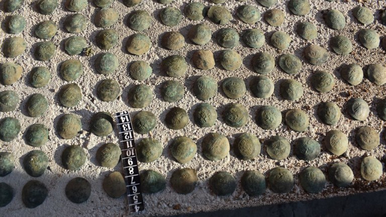 Намериха близо хиляда старинни монети в къща в Зетьово