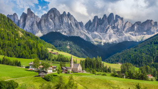 Пламтящи огнени букви на немски изписват старо но познато съобщение