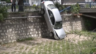 Кола се прекатури в коритото на Хасковската река