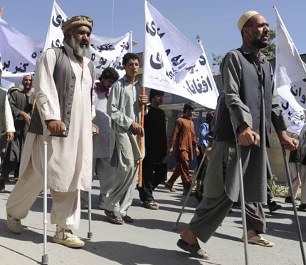 Стотици афганистанци на бунт срещу пакистански бомби