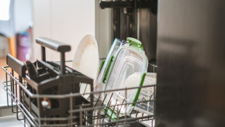 Защо пластмасовите кутии, измити в миялната, винаги излизат мокри от нея