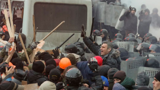 Тежки сблъсъци между полиция и протестиращи в Киев