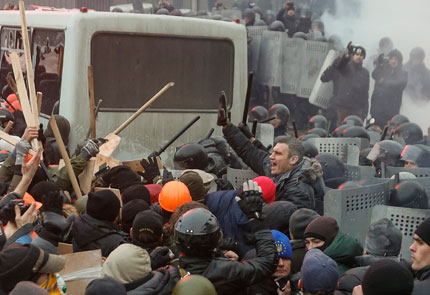Тежки сблъсъци между полиция и протестиращи в Киев