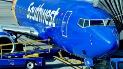 Командир на Boeing нокаутиран при излитане от падащо оборудване в кабината