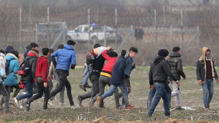 Видеокадри предоставени от гръцките власти показват използването сълзотворен газ от