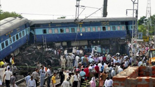 Тежка влакова катастрофа уби десетки в Индия 