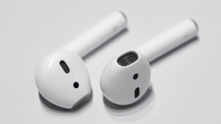 "Епъл" забавя продажбата на безжичните слушалки AirPods 