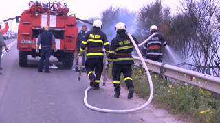 Мъж и жена пострадаха при пожар в производствен цех във Варна
