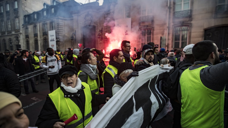 Жена загина при инцидент на протестите във Франция