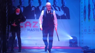 Петима професионални снукър играчи четирима от които членове на елитния