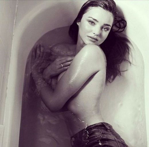 Миранда Кер се показа гола във ваната