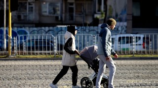 Българите напускат дома на родителите си на средна възраст от