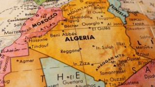 Президентът на Алжир Абделмаджид Тебун освободи министър председателя Надир Ларбaуи и